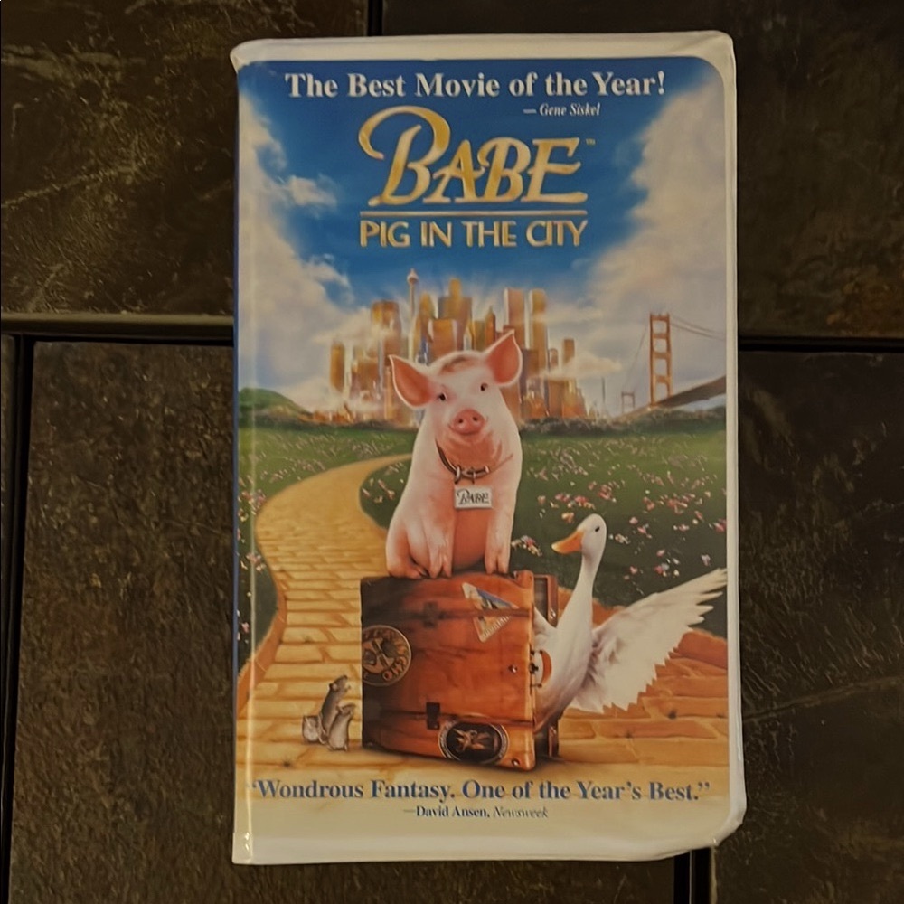 Babe: Pig in the City (1999) VHS Tape- Clamshell- EUC